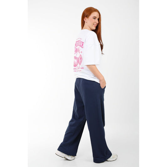 White T- SHIRT over size confidence